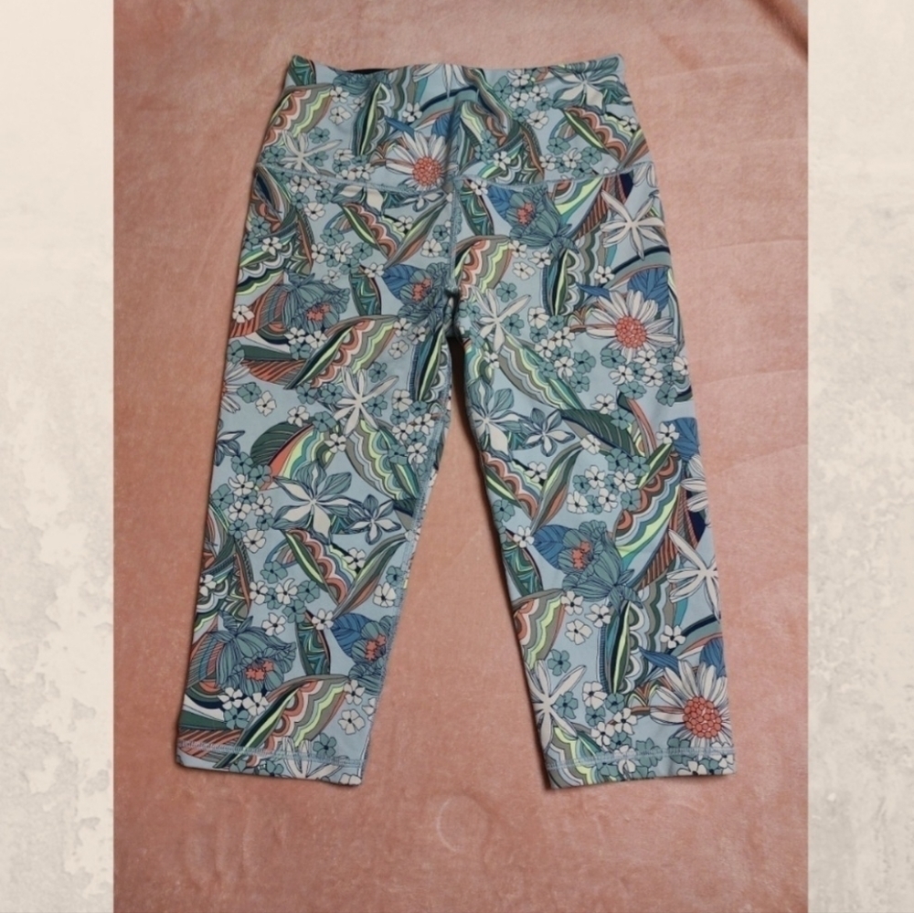 VICTORIA’S Secret Sport Women's Floral Print Knockout Capri Leggings size Medium